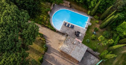 Cette chambre offre une vue sur une maison dotée d'une piscine. dans l'établissement Dependance Villa Settecamini, à Porano
