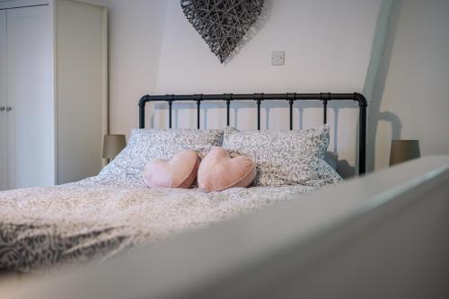 מיטה או מיטות בחדר ב-The Snug- Cosy 1 bedroom cottage