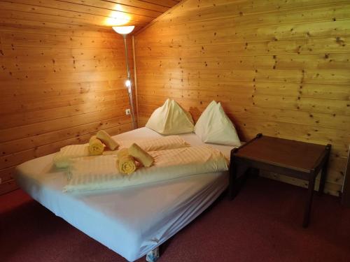 um quarto com uma cama numa parede de madeira em Huberhof 8 by Alpenidyll Apartments em Schladming