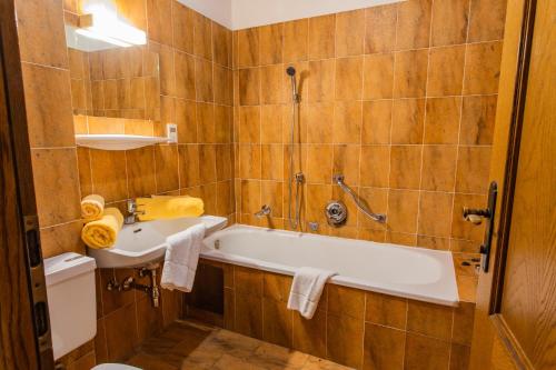 uma casa de banho com uma banheira e um lavatório em Huberhof 8 by Alpenidyll Apartments em Schladming