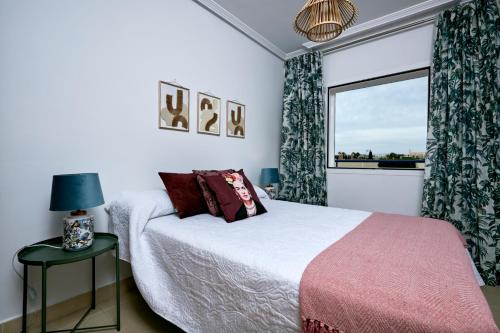 Voodi või voodid majutusasutuse Apartamento nuevo, con vistas al mar y fibra óptica toas