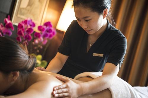 a woman getting a massage from a therapist at InterContinental Shijiazhuang by IHG in Shijiazhuang