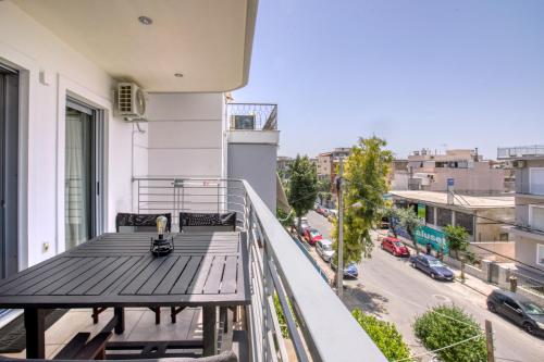 Sunny & cosy apt with balcony in Peristeri!