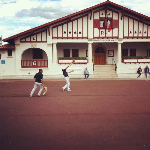 two people playing a game of baseball in front of a building at APPARTEMENT T2 GUETHARY CENITZ in Guéthary