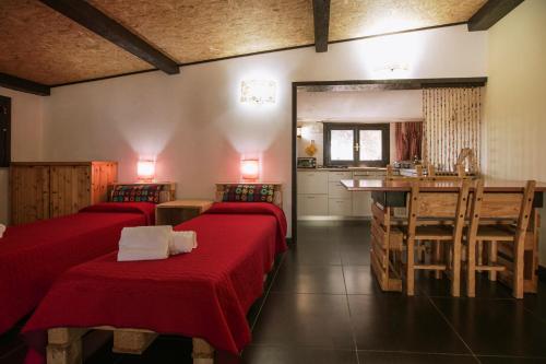 une chambre avec trois lits et une cuisine avec une table dans l'établissement dependance in villa con piscina, à Raguse