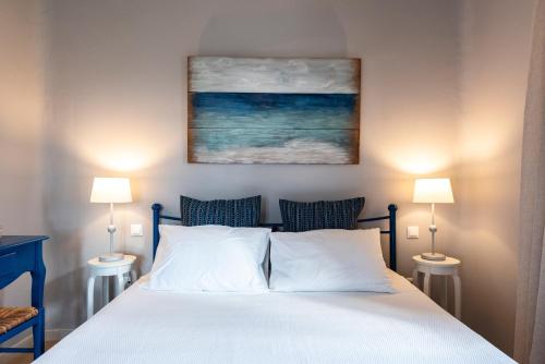 Кровать или кровати в номере Pirgos Suites