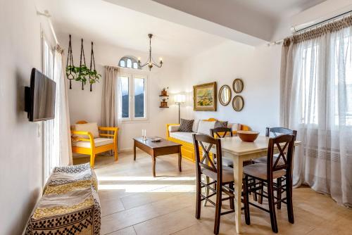 Телевизор и/или развлекательный центр в Pirgos Suites