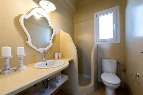 Ванная комната в Pirgos Suites