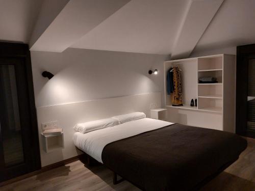A bed or beds in a room at Pensión Amorrortu Lemona