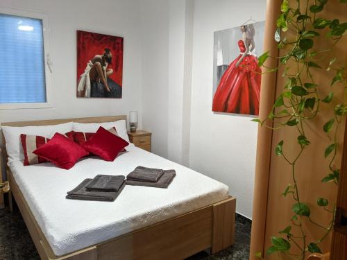 um quarto com uma cama com almofadas vermelhas em SunRise Den, a pie de playa, vista al mar y piscina em Puerto de Mazarrón