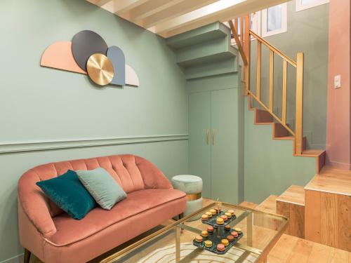 un salon avec un canapé et une table en verre dans l'établissement The Candy Saint Germain, à Paris