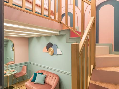 un salon avec un escalier et une chaise dans l'établissement The Candy Saint Germain, à Paris