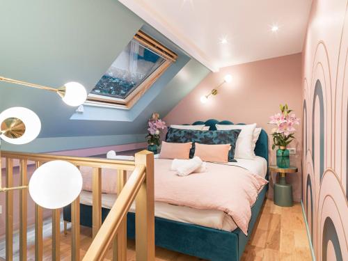 une chambre avec un lit et une fenêtre dans l'établissement The Candy Saint Germain, à Paris