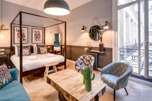 The Royal Elysée Suite في باريس: غرفة بسرير وطاولة وكراسي