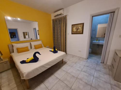 Postel nebo postele na pokoji v ubytování Spacious Seafront APT next to Sliema-Valeta ferry