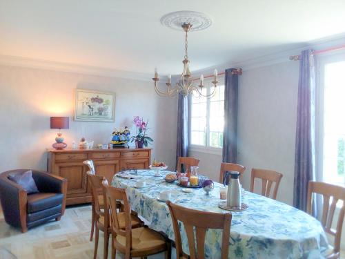 a dining room with a table and chairs at Au calme à 10mn des baies de Douarnenez et Audierne avec cuisine à disposition in Mahalon