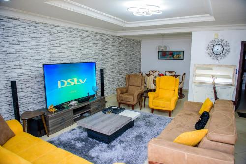 Una televisión o centro de entretenimiento en Beautiful 4-Bedroom House Located in Abuja