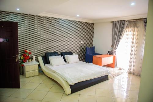Rúm í herbergi á Beautiful 4-Bedroom House Located in Abuja
