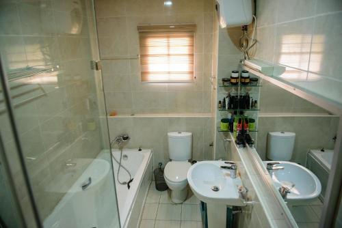 Beautiful 4-Bedroom House Located in Abuja tesisinde bir banyo