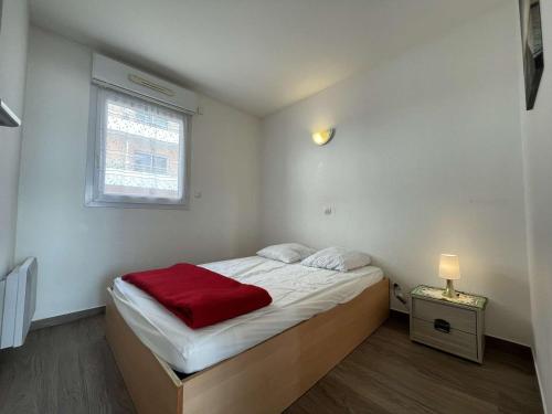 ラ・ロシェルにあるAppartement La Rochelle, 2 pièces, 3 personnes - FR-1-246-260のベッドルーム1室(赤い毛布付きのベッド1台付)
