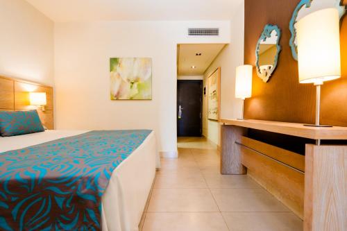 Letto o letti in una camera di Kn Hotel Arenas del Mar Adults Only