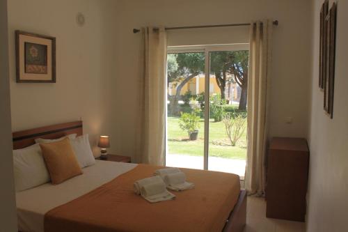 アルブフェイラにあるPool&Beach in Encosta de São Joséのベッドルーム1室(ベッド1台、タオル2枚付)