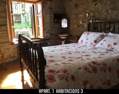 a bedroom with a bed with a floral bedspread at Casa Tonya in Unarre