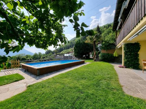 a swimming pool in a yard next to a house at Casa Scerina in Sementina