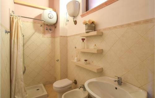 Et badeværelse på Cozy Home In Motta San Giovanni With Wifi