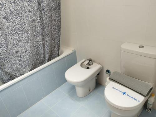 Ένα μπάνιο στο VUT-HU-22-247 Fabuloso Apartamento con vistas a la montaña El Abedul Luga 23 Castiello de Jaca