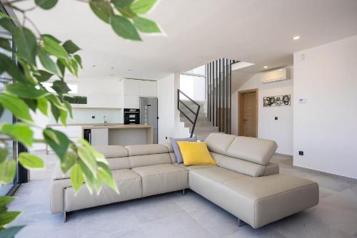 Η κουζίνα ή μικρή κουζίνα στο FIRST RESIDENCE Villa Middlearth