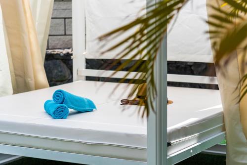 Postel nebo postele na pokoji v ubytování TORVISCAS SUNSET VILLA 4 rooms & private Jacuzzi