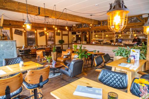 un ristorante con tavoli e sedie e un bar di EuroParcs Hoge Kempen a Zutendaal