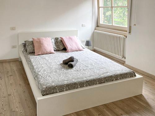 a bed with a stuffed animal on it in a bedroom at Elegante appartamento [Trento centro] Carpe Diem in Trento
