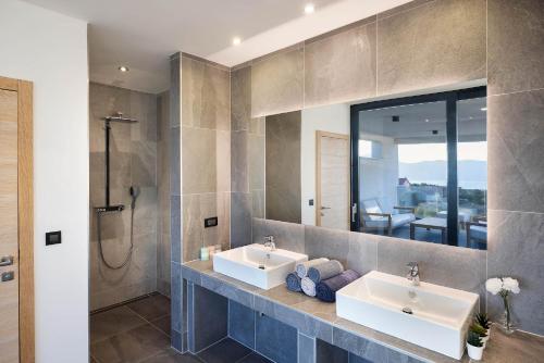 Ένα μπάνιο στο FIRST RESIDENCE Villa Middlearth