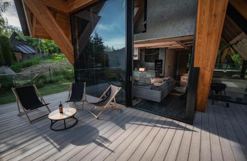 een terras met stoelen en een tafel bij VIP Chalet ZAKOPANE in Kościelisko