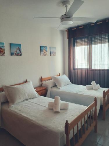a bedroom with two beds and a window at Casa Iqui in San José