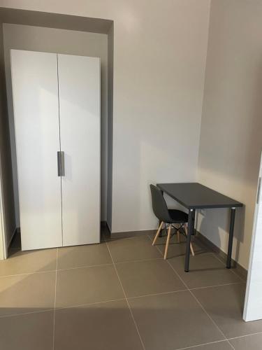 a room with a black table and a door at Bistrot Ventidue agriturismo e B&B in Mirabella Eclano