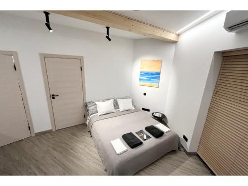 um quarto com uma cama grande e uma porta em Serenity House & Sauna on the Coast of Baltic Sea em Lapmezciems