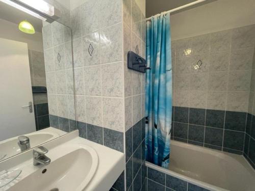 une salle de bain avec un lavabo, une baignoire et une douche dans l'établissement Appartement T3 48m² centre-ville Quiberon - Plage, commerces, balcon, garage, 4 pers - FR-1-478-224, à Quiberon