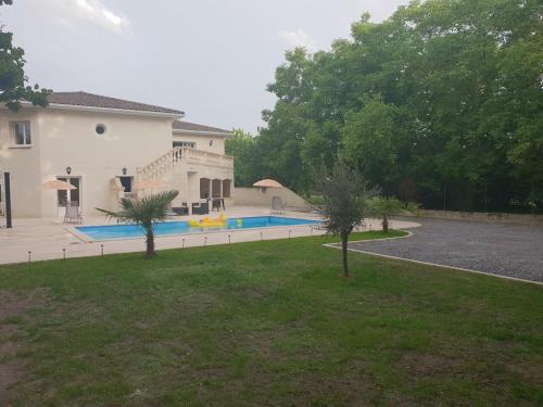 Πισίνα στο ή κοντά στο maison calme et spacieuse