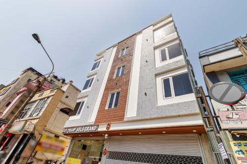 um edifício alto numa rua numa cidade em Octave Vels Grand Hotel em Bangalore