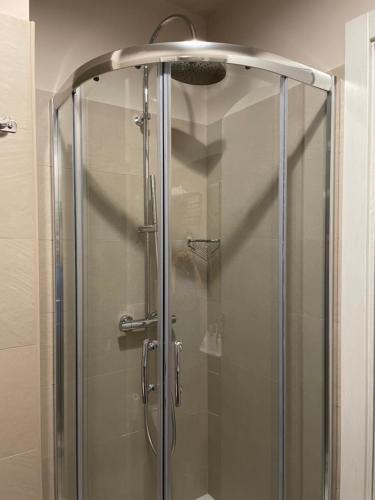 a shower with a glass door in a bathroom at Bistrot Ventidue agriturismo e B&B in Mirabella Eclano
