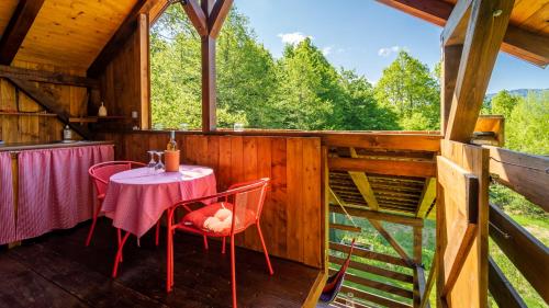 Balkón alebo terasa v ubytovaní Robinzonski turizam "Robin` s Hood"