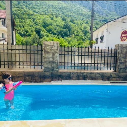 una joven jugando con un frisbee en una piscina en Casa Adriana, en Băile Herculane