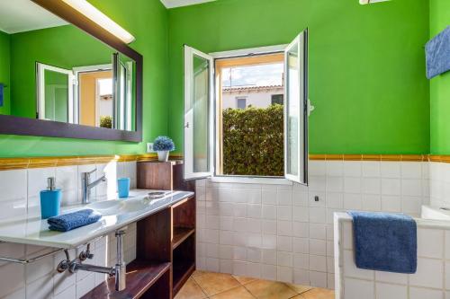 Vonios kambarys apgyvendinimo įstaigoje Villa Hegoalde by Villa Plus