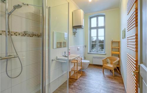 y baño con ducha, lavabo y aseo. en Gorgeous Apartment In Krakow Am See With House A Panoramic View, en Krakow am See