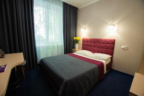 En eller flere senge i et værelse på Grand Christer Hotel