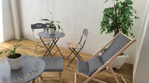 波爾多的住宿－Chambre Aliénor d'Aquitaine，配有椅子和桌子的房间,桌子和桌子上种有植物