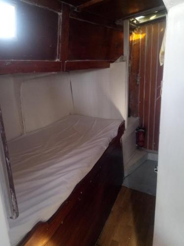Кровать или кровати в номере Bateau en ville